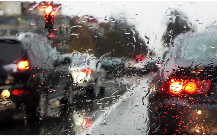 Ασφαλής οδήγηση σε βροχή