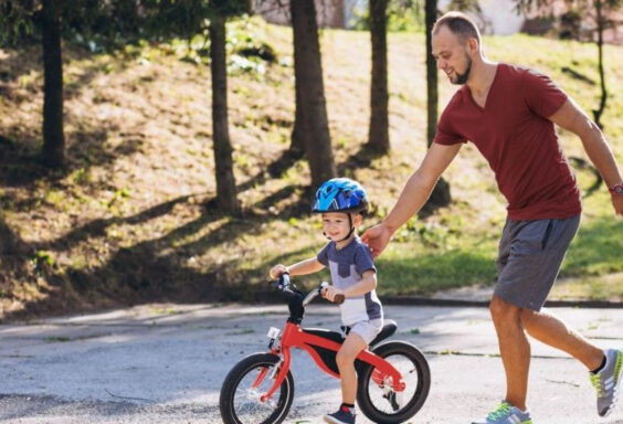 Πώς να μάθει το παιδί ποδήλατο: Tips για να το βοηθήσετε